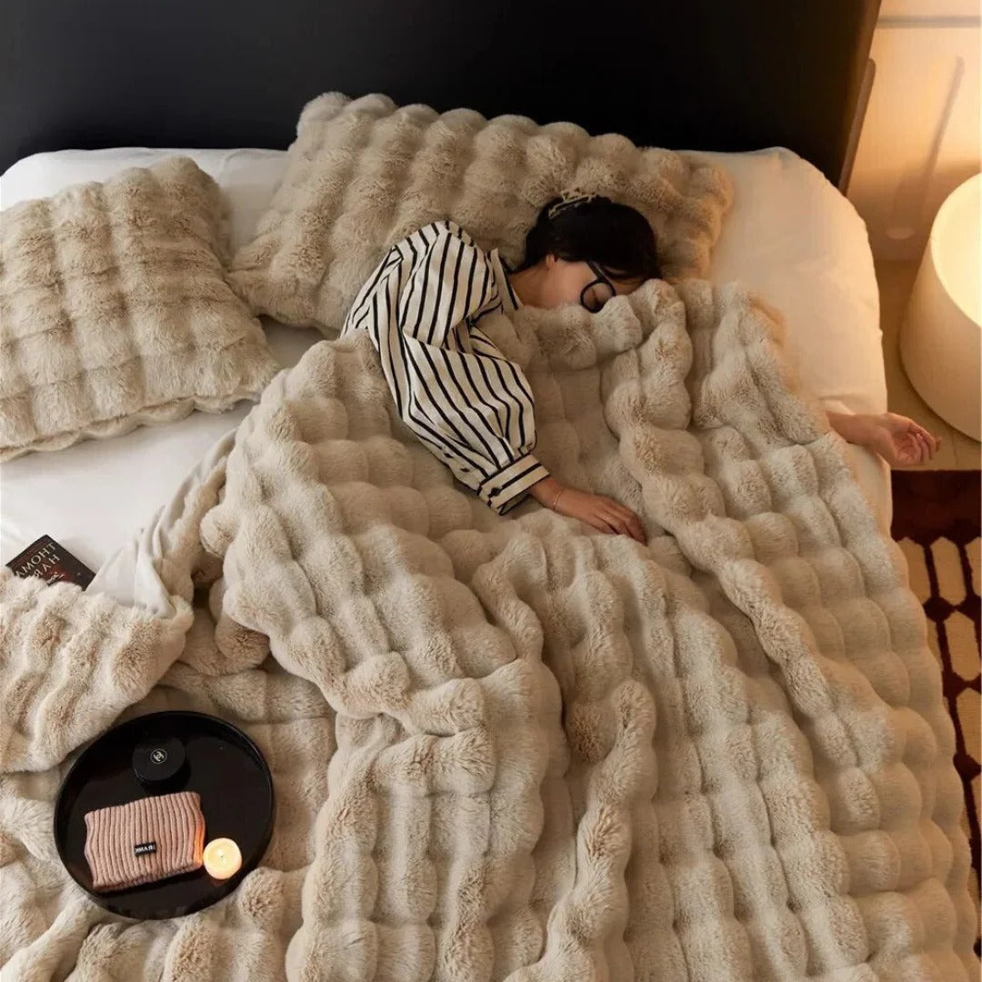 Lightweight All-Season Blanket | Soft Plush Design for Year-Round Comfort