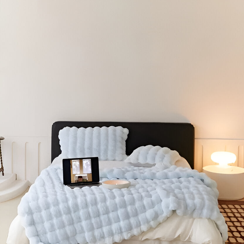 Lightweight All-Season Blanket | Soft Plush Design for Year-Round Comfort