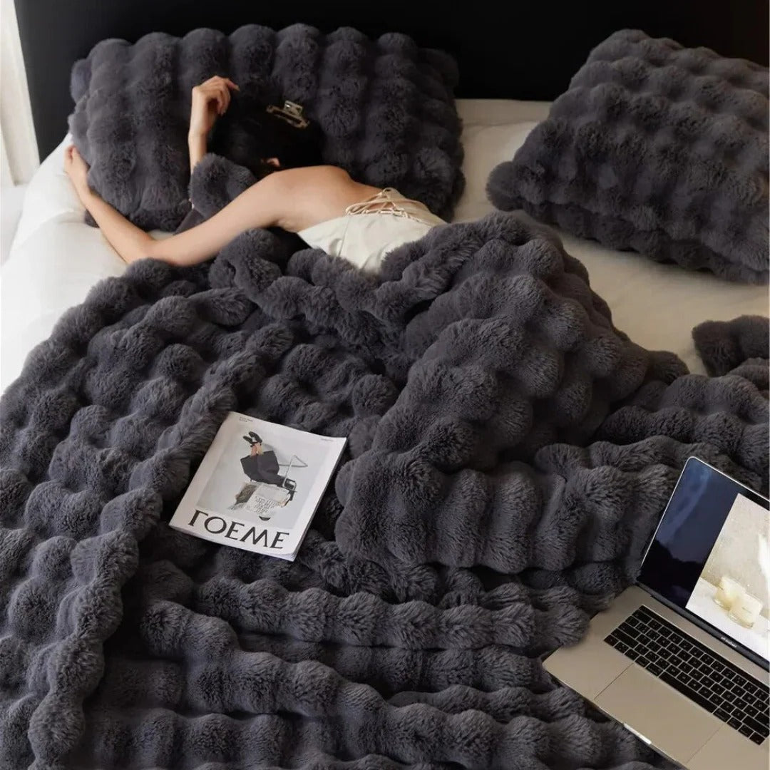 Lightweight All-Season Blanket | Soft Plush Design for Year-Round Comfort